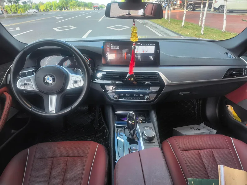 BMW 5 Series 2023 530Li Líder M Conjunto deportivo interior foto 8 BMW 5 Series 2023 530Li Líder M Conjunto deportivo interior foto 8