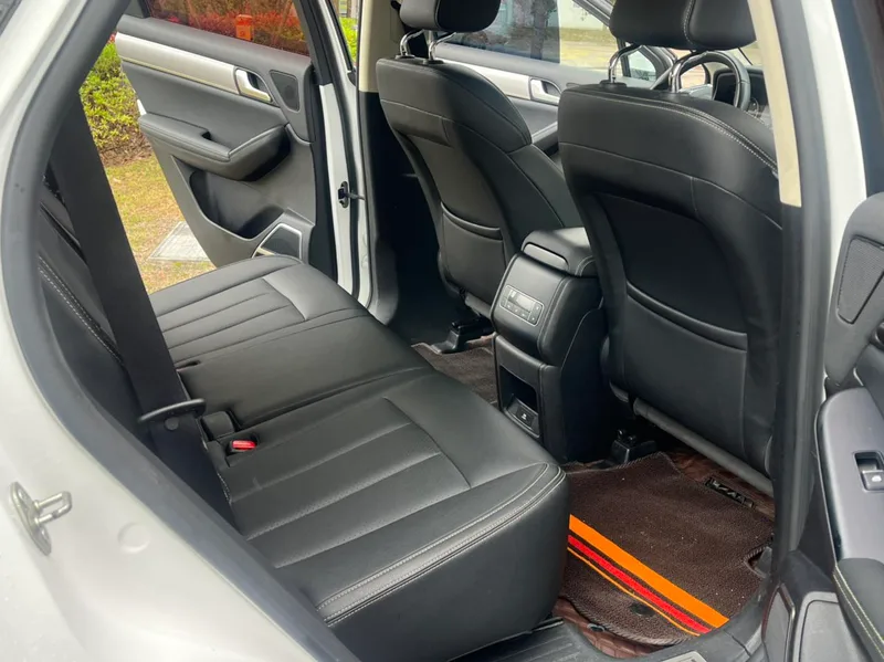 BYD Tang 2018 2.0T Automatic Zhilian Honorable Type 7 seat China V interior photo 8 BYD Tang 2018 2.0T Automatic Zhilian Honorable Type 7 seat China V interior photo 8