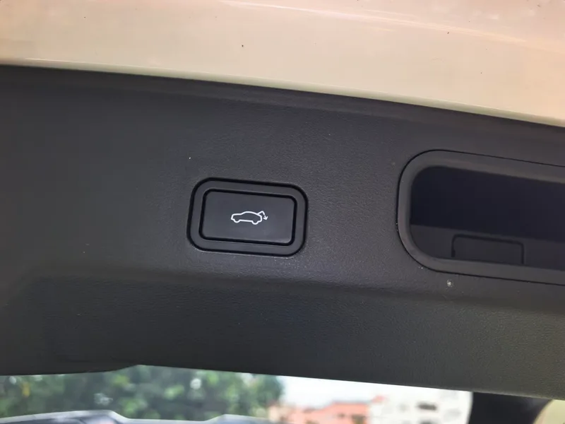 Geely Boyue L 2023 1.5TD DCT Premium Trim exterior photo 9 Geely Boyue L 2023 1.5TD DCT Premium Trim exterior photo 9