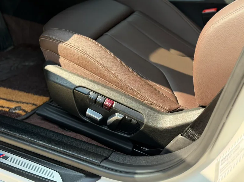 BMW 1 Series 2023 125i M Sports Obsidian Night Edition interior photo 13 BMW 1 Series 2023 125i M Sports Obsidian Night Edition interior photo 13