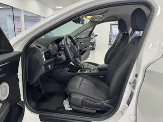 BMW 1 Series 2021 Restyling 120i M Sports Obsidian Night Edition interior photo 9 BMW 1 Series 2021 Restyling 120i M Sports Obsidian Night Edition interior photo 9