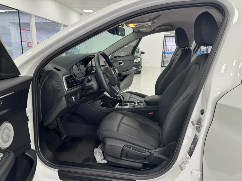 BMW 1 Series 2021 Restyling 120i M Sports Obsidian Night Edition interior photo 9 BMW 1 Series 2021 Restyling 120i M Sports Obsidian Night Edition interior photo 9
