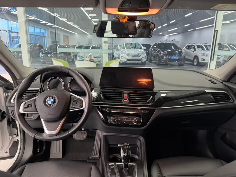 BMW 1 Series 2021 Restyling 120i M Sports Obsidian Night Edition interior photo 10 BMW 1 Series 2021 Restyling 120i M Sports Obsidian Night Edition interior photo 10