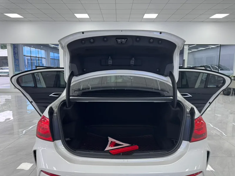 BMW 1 Series 2021 Restyling 120i M Sports Obsidian Night Edition interior photo 11 BMW 1 Series 2021 Restyling 120i M Sports Obsidian Night Edition interior photo 11