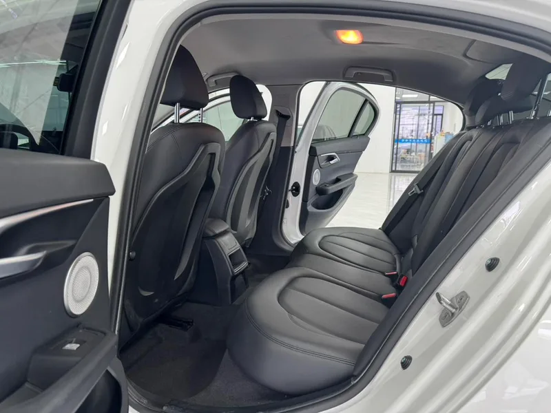 BMW 1 Series 2021 Restyling 120i M Sports Obsidian Night Edition interior photo 13 BMW 1 Series 2021 Restyling 120i M Sports Obsidian Night Edition interior photo 13