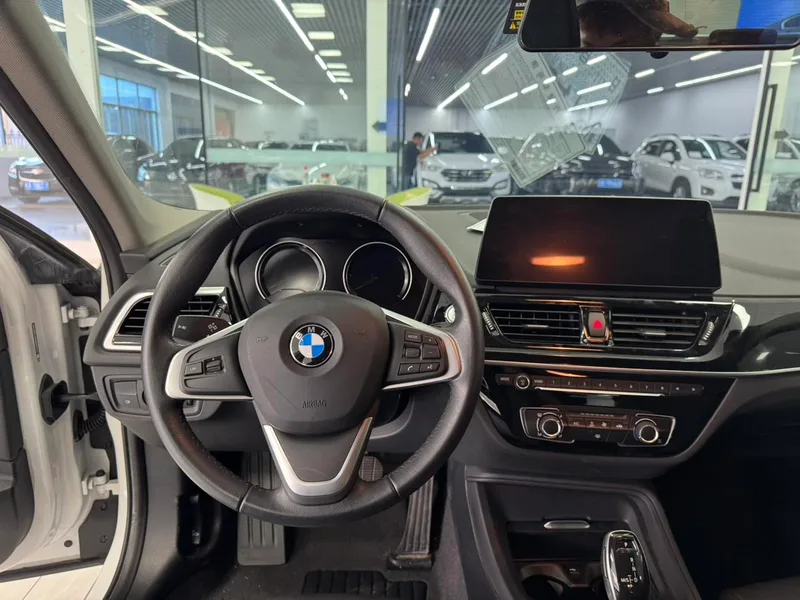 BMW 1 Series 2021 Restyling 120i M Sports Obsidian Night Edition interior photo 14 BMW 1 Series 2021 Restyling 120i M Sports Obsidian Night Edition interior photo 14