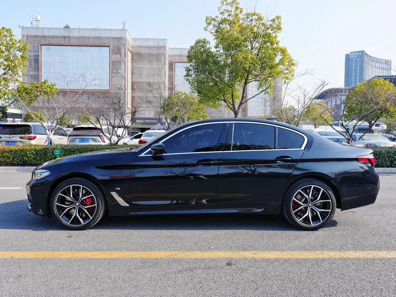 BMW 5 Series 2022 Restyling 540i Fashion Edition M Sports suit exterior photo 3 BMW 5 Series 2022 Restyling 540i Fashion Edition M Sports suit exterior photo 3
