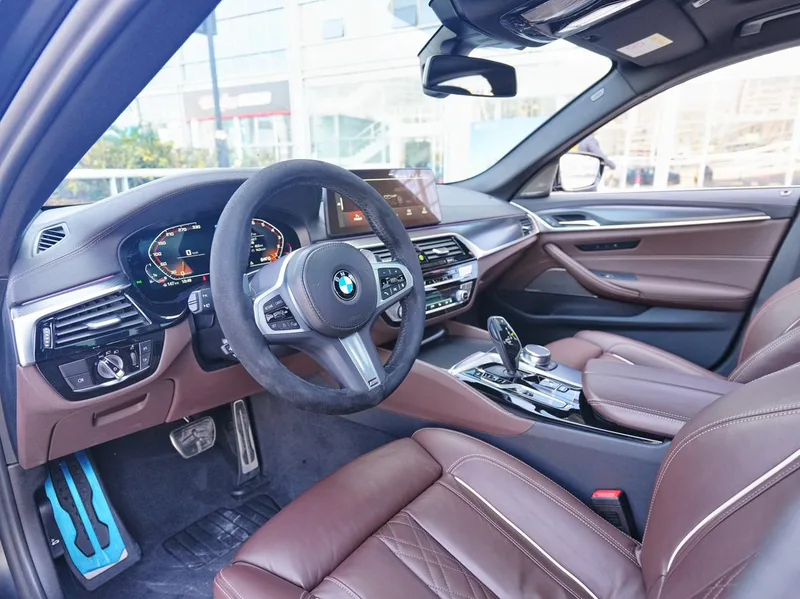 BMW 5 Series 2022 Restyling 540i Fashion Edition M Sports suit interior photo 6 BMW 5 Series 2022 Restyling 540i Fashion Edition M Sports suit interior photo 6