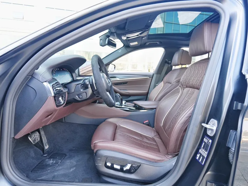 BMW 5 Series 2022 Restyling 540i Fashion Edition M Sports suit interior photo 7 BMW 5 Series 2022 Restyling 540i Fashion Edition M Sports suit interior photo 7
