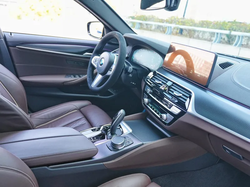 BMW 5 Series 2022 Restyling 540i Fashion Edition M Sports suit interior photo 8 BMW 5 Series 2022 Restyling 540i Fashion Edition M Sports suit interior photo 8