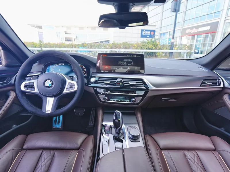 BMW 5 Series 2022 Restyling 540i Fashion Edition M Sports suit interior photo 9 BMW 5 Series 2022 Restyling 540i Fashion Edition M Sports suit interior photo 9