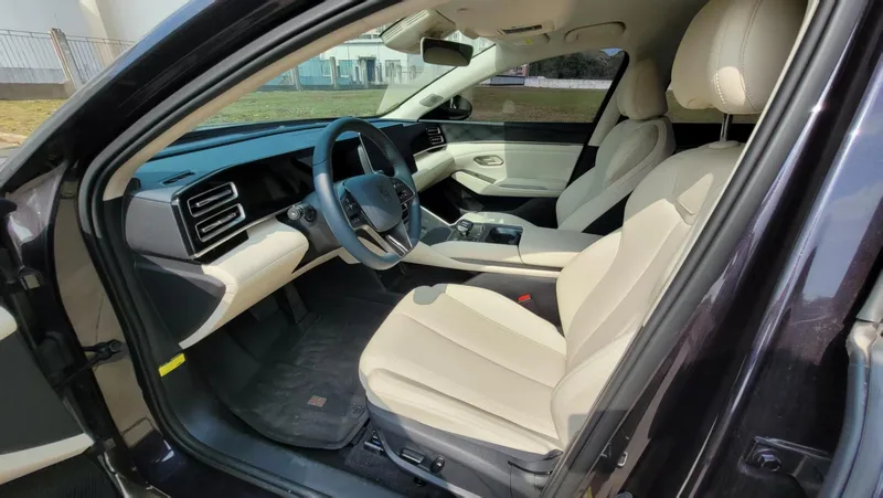 BYD Qin L 2025 Smart Driving Version DM-i 80KM Transcendent interior photo 13 BYD Qin L 2025 Smart Driving Version DM-i 80KM Transcendent interior photo 13
