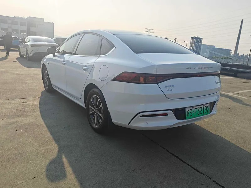 BYD Qin PLUS 2023 DM-i Edición campeona 55KM Líder exterior foto 4 BYD Qin PLUS 2023 DM-i Edición campeona 55KM Líder exterior foto 4
