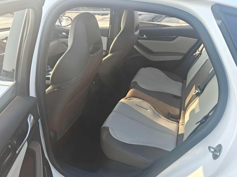 BYD Qin PLUS 2023 DM-i Edición campeona 55KM Líder interior foto 8 BYD Qin PLUS 2023 DM-i Edición campeona 55KM Líder interior foto 8