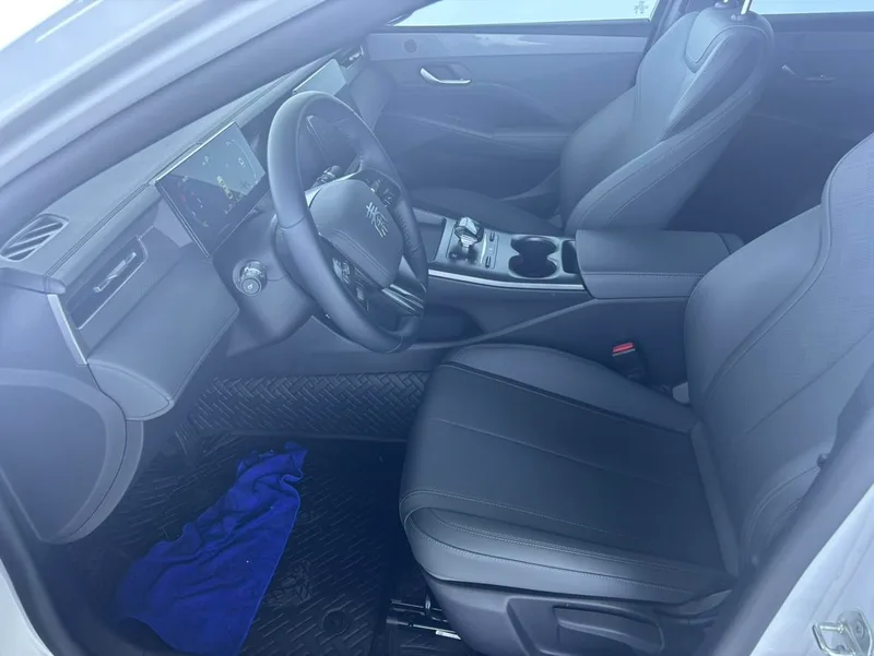 BYD Qin PLUS 2025 Smart Driving Version DM-i 55KM Leading Type interior photo 7