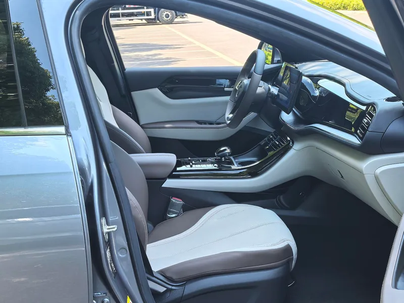 BYD Qin PLUS 2024 Glory Edition DM-i 55KM Leading Type interior photo 12 BYD Qin PLUS 2024 Glory Edition DM-i 55KM Leading Type interior photo 12