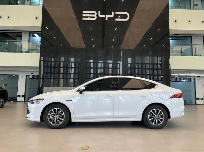 BYD Qin PLUS 2024 Glory Edition DM-i 55KM Leading Type exterior photo 2