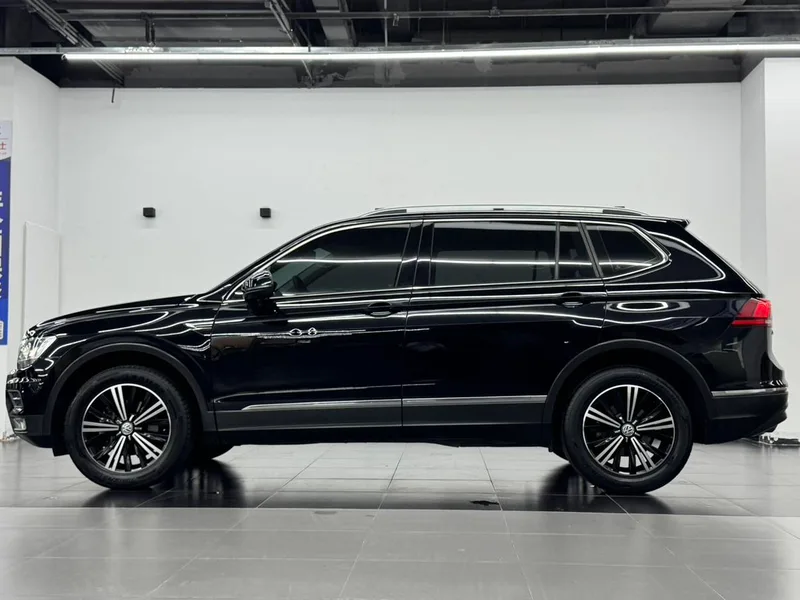 Volkswagen Tiguan L 2020 330TSI Automatic two-wheel drive panoramic comfort version Country VI exterior photo 3 Volkswagen Tiguan L 2020 330TSI Automatic two-wheel drive panoramic comfort version Country VI exterior photo 3