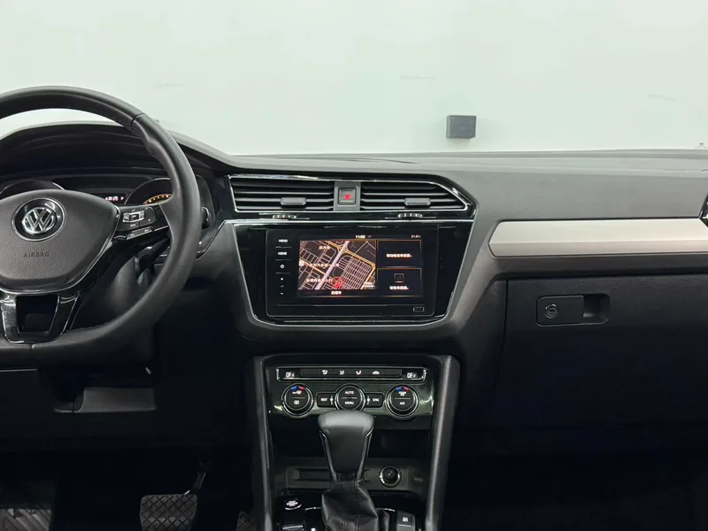Volkswagen Tiguan L 2020 330TSI Automatic two-wheel drive panoramic comfort version Country VI exterior photo 8 Volkswagen Tiguan L 2020 330TSI Automatic two-wheel drive panoramic comfort version Country VI exterior photo 8