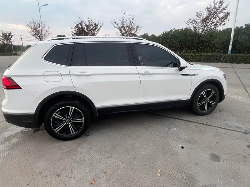 Volkswagen Tiguan L 2021 330TSI Auto Two-Drive Smart Edition interior photo 10 Volkswagen Tiguan L 2021 330TSI Auto Two-Drive Smart Edition interior photo 10