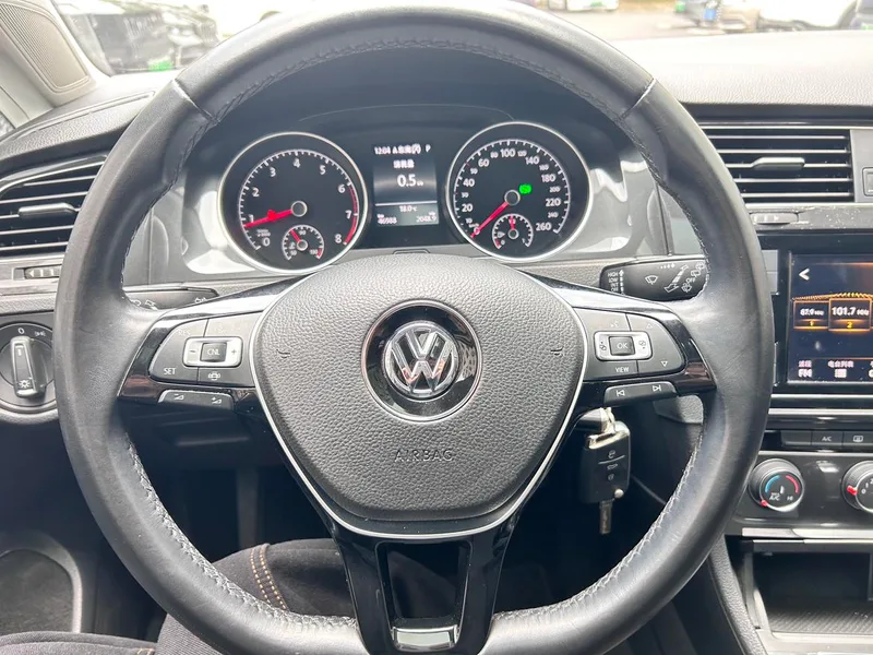 Volkswagen Golf 2018 230TSI Automatic Comfort Type interior photo 18 Volkswagen Golf 2018 230TSI Automatic Comfort Type interior photo 18