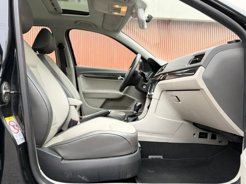 Volkswagen Gran Lavida 2013 1.4TSI Automatic Comfort Type interior photo 11 Volkswagen Gran Lavida 2013 1.4TSI Automatic Comfort Type interior photo 11