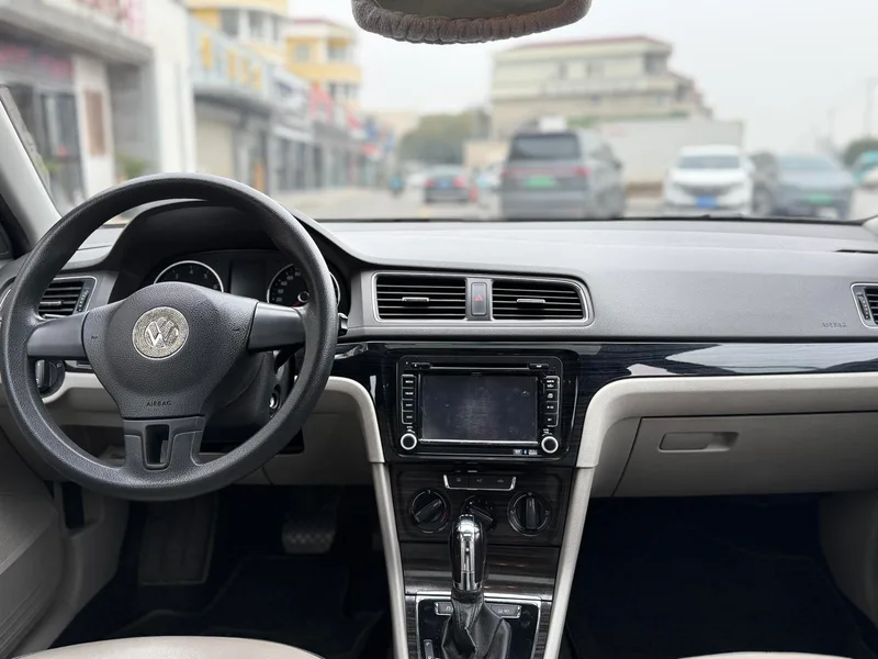 Volkswagen Gran Lavida 2013 1.4TSI Automatic Comfort Type interior photo 13 Volkswagen Gran Lavida 2013 1.4TSI Automatic Comfort Type interior photo 13