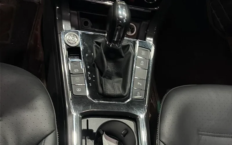 Volkswagen Passat 2016 330TSI DSG Your Excellency's Edition interior photo 13 Volkswagen Passat 2016 330TSI DSG Your Excellency's Edition interior photo 13