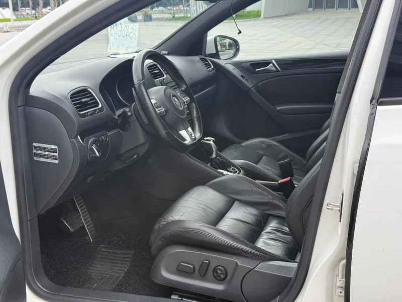 Volkswagen Golf GTI 2012 2.0TSI GTI interior photo 15 Volkswagen Golf GTI 2012 2.0TSI GTI interior photo 15