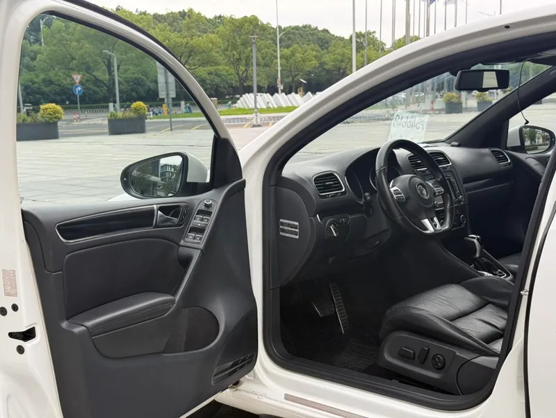 Volkswagen Golf GTI 2012 2.0TSI GTI interior photo 16 Volkswagen Golf GTI 2012 2.0TSI GTI interior photo 16
