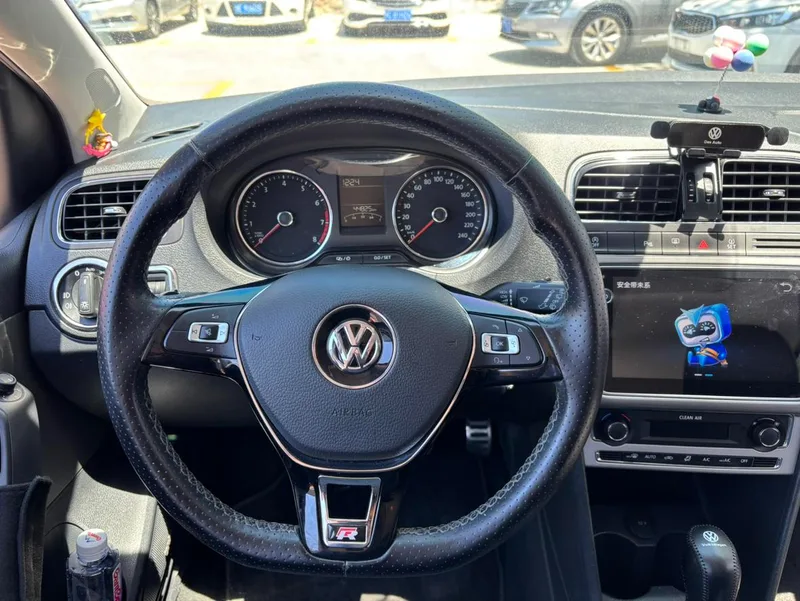 Volkswagen Polo 2018 1.5L Cross Polo Automatic interior photo 7 Volkswagen Polo 2018 1.5L Cross Polo Automatic interior photo 7