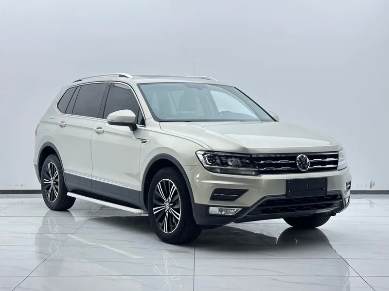 Volkswagen Tiguan L 2020 330TSI Automatic two-wheel drive panoramic comfort version Country VI exterior photo 3 Volkswagen Tiguan L 2020 330TSI Automatic two-wheel drive panoramic comfort version Country VI exterior photo 3