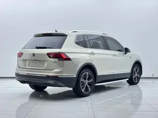 Volkswagen Tiguan L 2020 330TSI Automatic two-wheel drive panoramic comfort version Country VI interior photo 8 Volkswagen Tiguan L 2020 330TSI Automatic two-wheel drive panoramic comfort version Country VI interior photo 8
