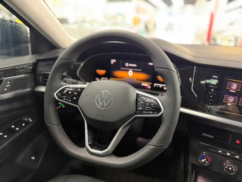 Volkswagen Passat 2022 280TSI Business Edition interior photo 9 Volkswagen Passat 2022 280TSI Business Edition interior photo 9