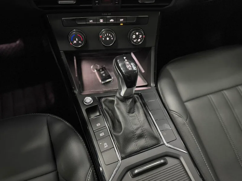 Volkswagen Passat 2022 280TSI Business Edition interior photo 10 Volkswagen Passat 2022 280TSI Business Edition interior photo 10