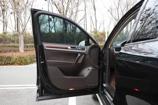 Volkswagen Touareg 2013 3.0TSI Limited Luxury Edition interior photo 15 Volkswagen Touareg 2013 3.0TSI Limited Luxury Edition interior photo 15