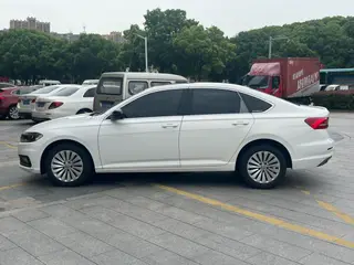 Volkswagen Lavida 2018 1.5L Version confort automatique Pays V extérieur photo 3 Volkswagen Lavida 2018 1.5L Version confort automatique Pays V extérieur photo 3