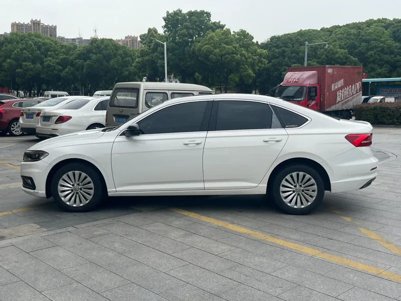 Volkswagen Lavida 2018 1.5L Version confort automatique Pays V extérieur photo 3 Volkswagen Lavida 2018 1.5L Version confort automatique Pays V extérieur photo 3