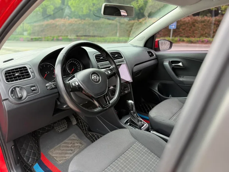 Volkswagen Polo 2016 1.6L Type confort automatique extérieur photo 4 Volkswagen Polo 2016 1.6L Type confort automatique extérieur photo 4