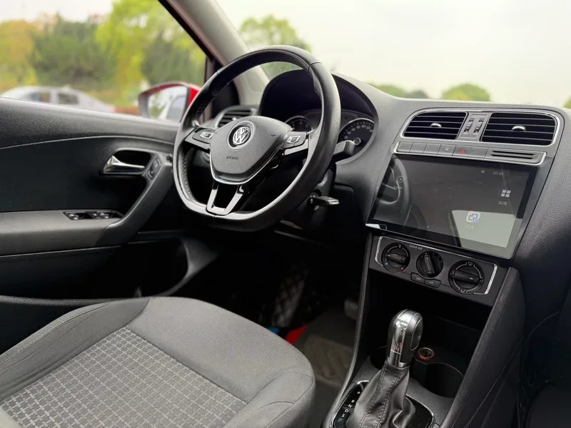 Volkswagen Polo 2016 1.6L Type confort automatique intérieur photo 10 Volkswagen Polo 2016 1.6L Type confort automatique intérieur photo 10