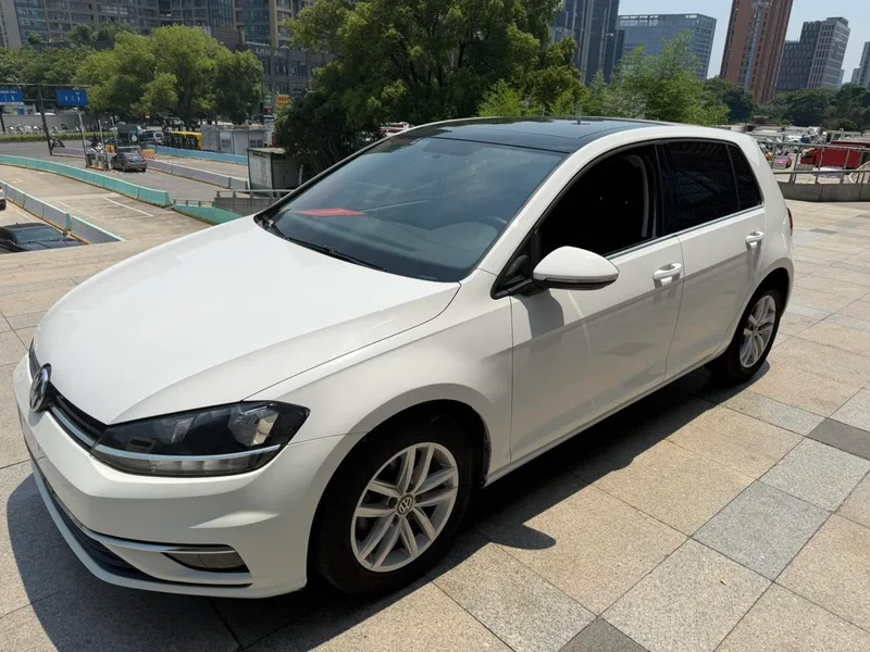 Volkswagen Golf 2018 1.6L Type confort automatique extérieur photo 1 Volkswagen Golf 2018 1.6L Type confort automatique extérieur photo 1