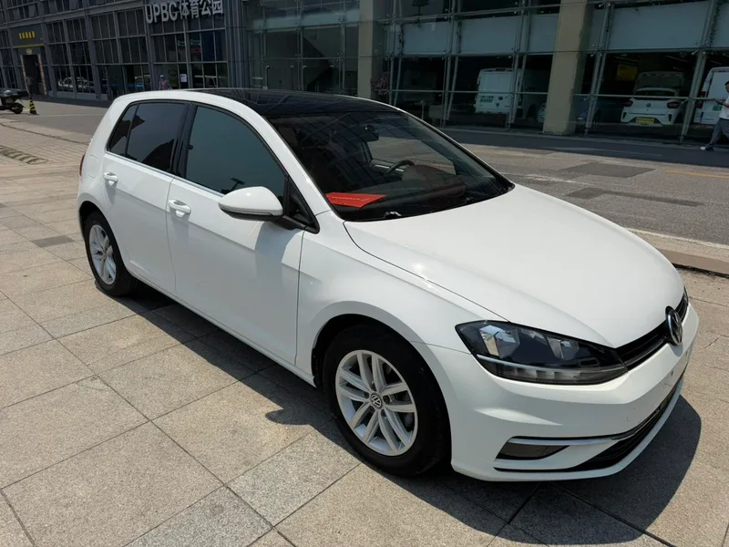 Volkswagen Golf 2018 1.6L Type confort automatique extérieur photo 2 Volkswagen Golf 2018 1.6L Type confort automatique extérieur photo 2