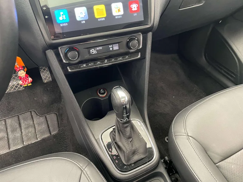 Volkswagen Polo 2014 1.6L Automatic Luxury Edition interior photo 9 Volkswagen Polo 2014 1.6L Automatic Luxury Edition interior photo 9