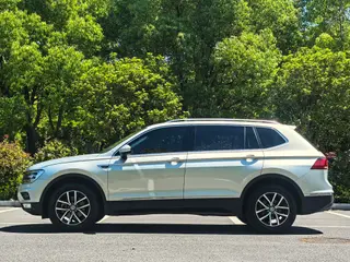 Volkswagen Tiguan L 2017 330TSI Automatic Two-Drive Deluxe Edition exterior photo 4 Volkswagen Tiguan L 2017 330TSI Automatic Two-Drive Deluxe Edition exterior photo 4