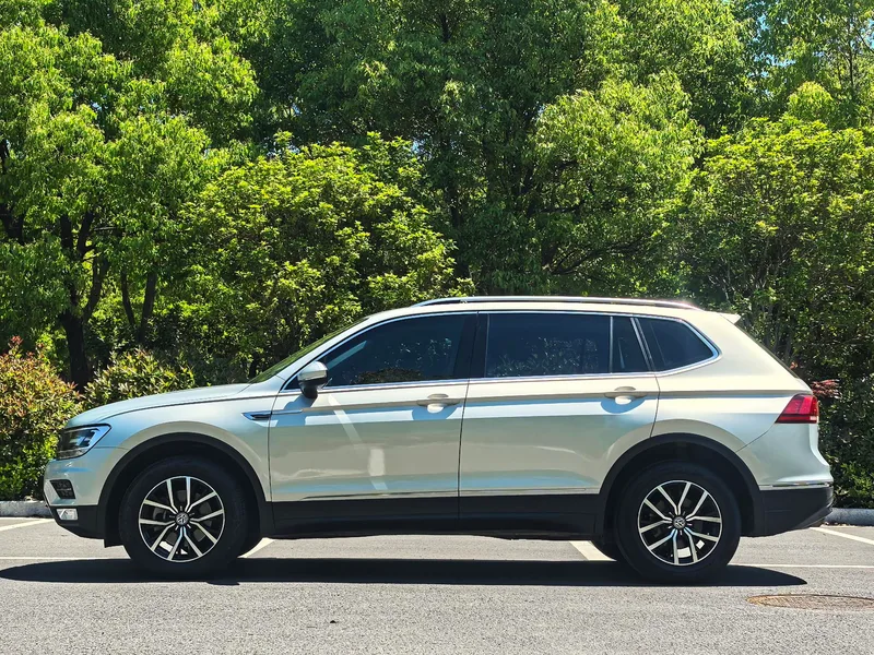 Volkswagen Tiguan L 2017 330TSI Automatic Two-Drive Deluxe Edition exterior photo 4 Volkswagen Tiguan L 2017 330TSI Automatic Two-Drive Deluxe Edition exterior photo 4