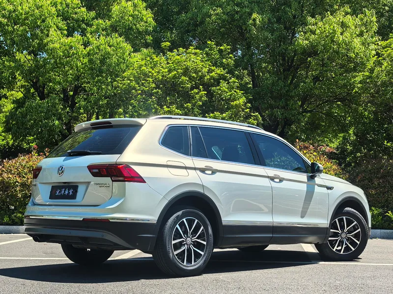 Volkswagen Tiguan L 2017 330TSI Automatic Two-Drive Deluxe Edition exterior photo 7 Volkswagen Tiguan L 2017 330TSI Automatic Two-Drive Deluxe Edition exterior photo 7