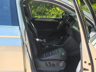 Volkswagen Tiguan L 2017 330TSI Automatic Two-Drive Deluxe Edition interior photo 12 Volkswagen Tiguan L 2017 330TSI Automatic Two-Drive Deluxe Edition interior photo 12