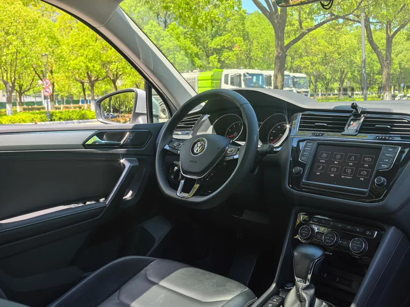Volkswagen Tiguan L 2017 330TSI Automatic Two-Drive Deluxe Edition interior photo 15 Volkswagen Tiguan L 2017 330TSI Automatic Two-Drive Deluxe Edition interior photo 15