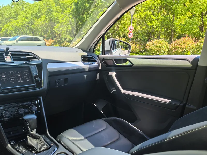 Volkswagen Tiguan L 2017 330TSI Automatic Two-Drive Deluxe Edition interior photo 16 Volkswagen Tiguan L 2017 330TSI Automatic Two-Drive Deluxe Edition interior photo 16