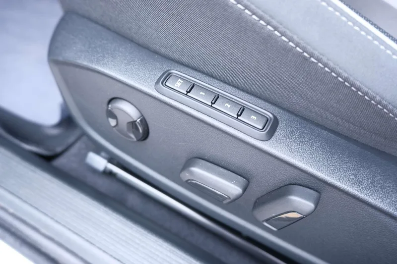 Volkswagen Golf 2024 280TSI DSG R-Line 50 Year Legendary Edition interior photo 10 Volkswagen Golf 2024 280TSI DSG R-Line 50 Year Legendary Edition interior photo 10